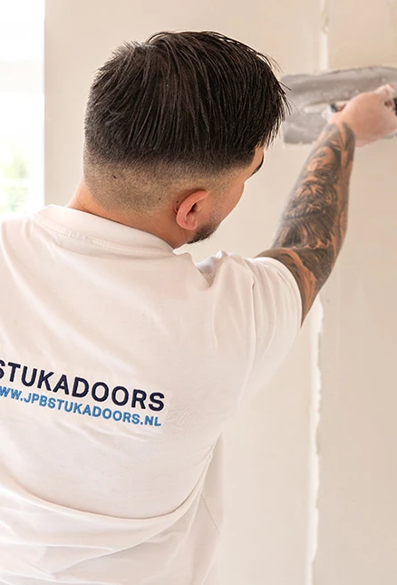 JPB Stukadoor is de buitengevel aan het stucen