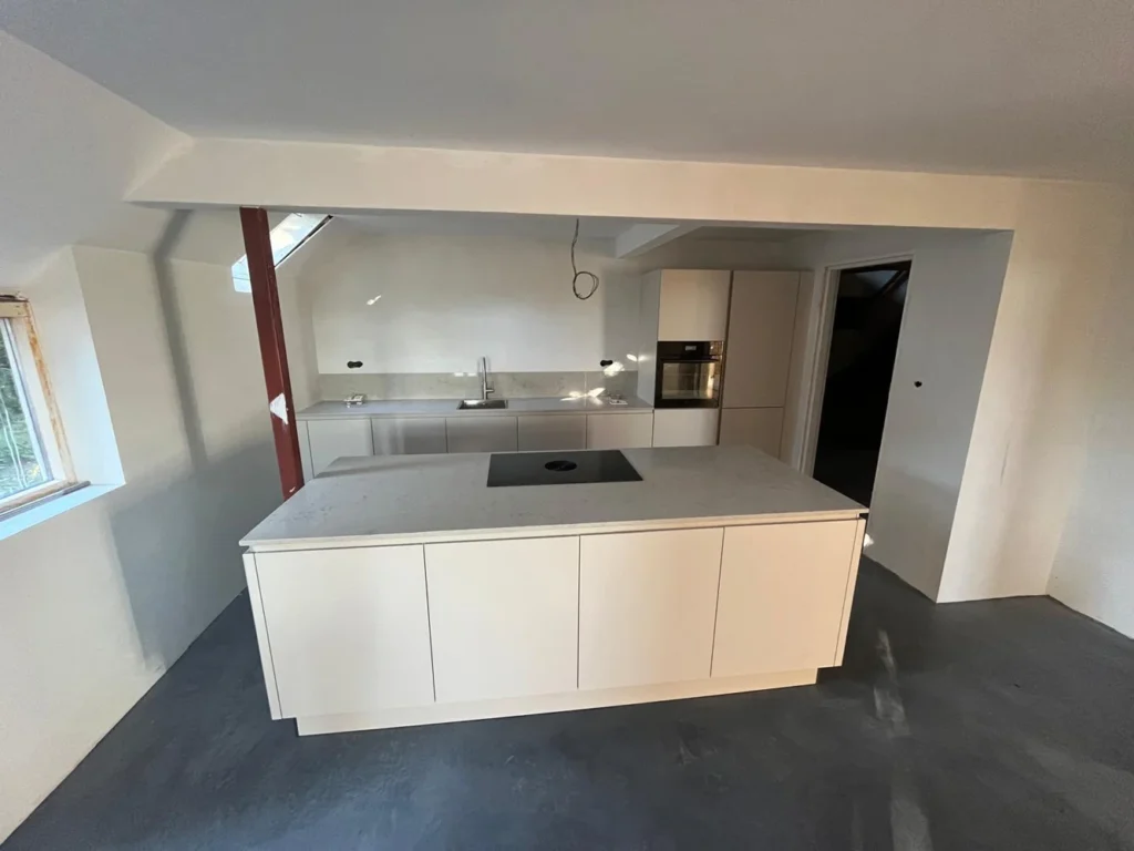 Prachtige keuken gestuukt in Eexterveen door JPB Stukadoors