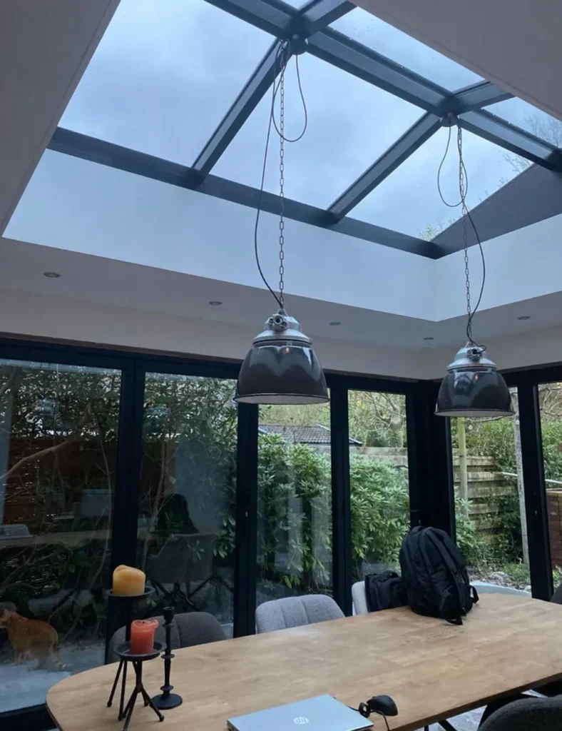 Lichtkoepel strak gestuukt in Assen door JPB Stukadoors