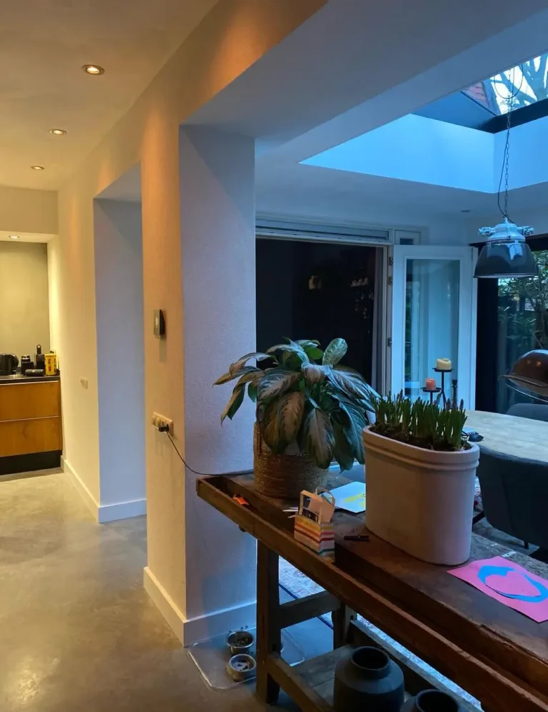 Woonkamer met lichtkoepel gestuukt door JPB Stukadoors