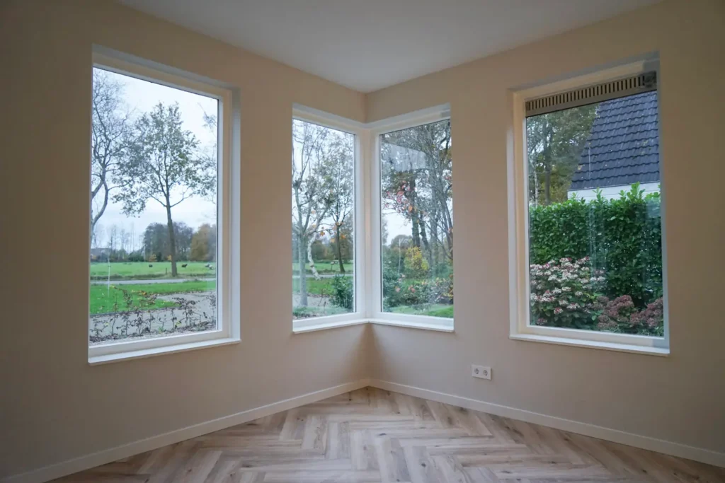 Strak stucwerk door JPB Stukadoors langs kozijnen