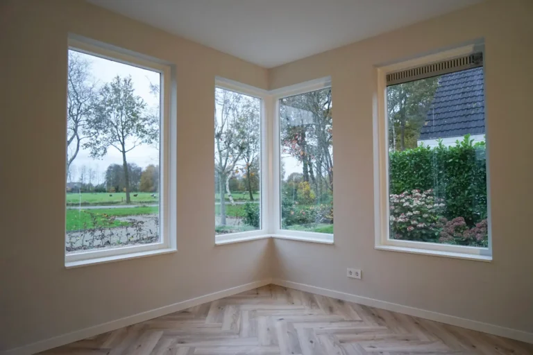 Strak stucwerk door JPB Stukadoors langs kozijnen