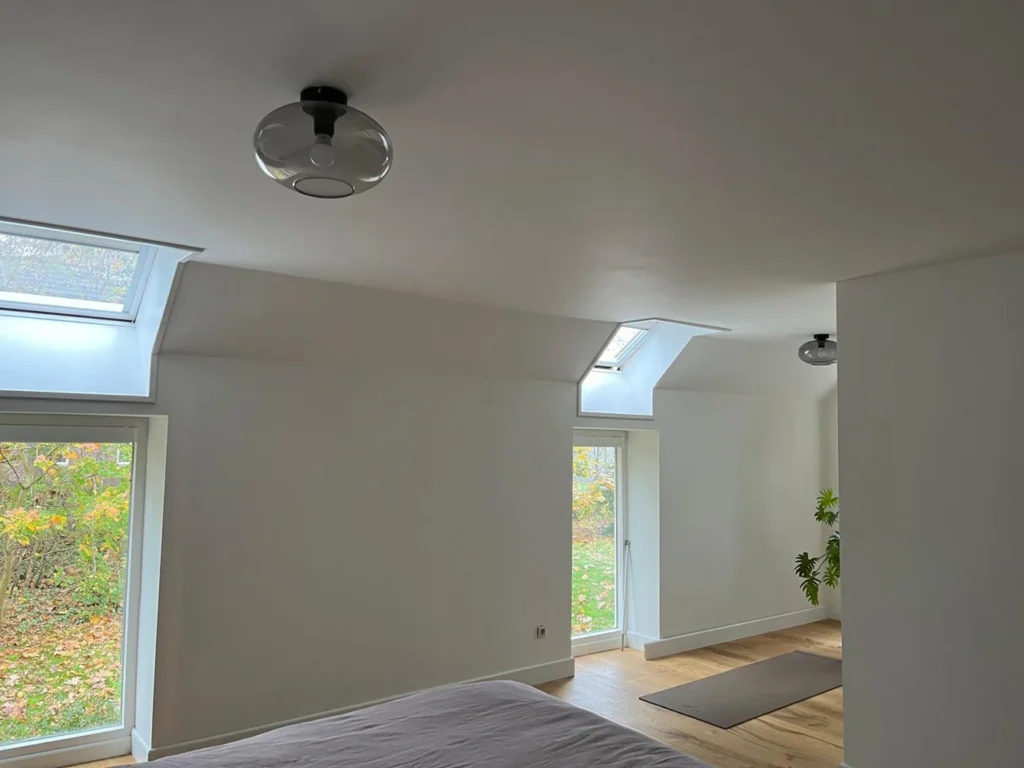 Strakke, lichte slaapkamer gestuukt door JPB Stukadoors