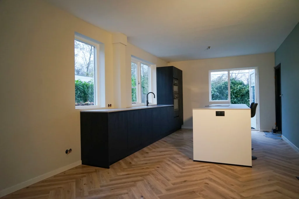 Prachtige keuken in Peize gestuukt door JPB Stukadoors