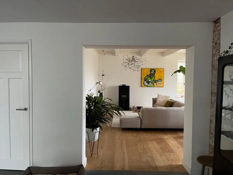 Doorloop strak gestuukt in Eexterveen door JPB Stukadoors