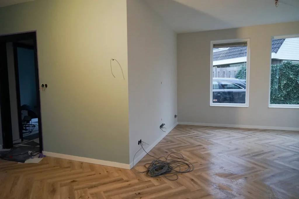 Lichte woonkamer met strak stucwerk door JPB Stukadoors