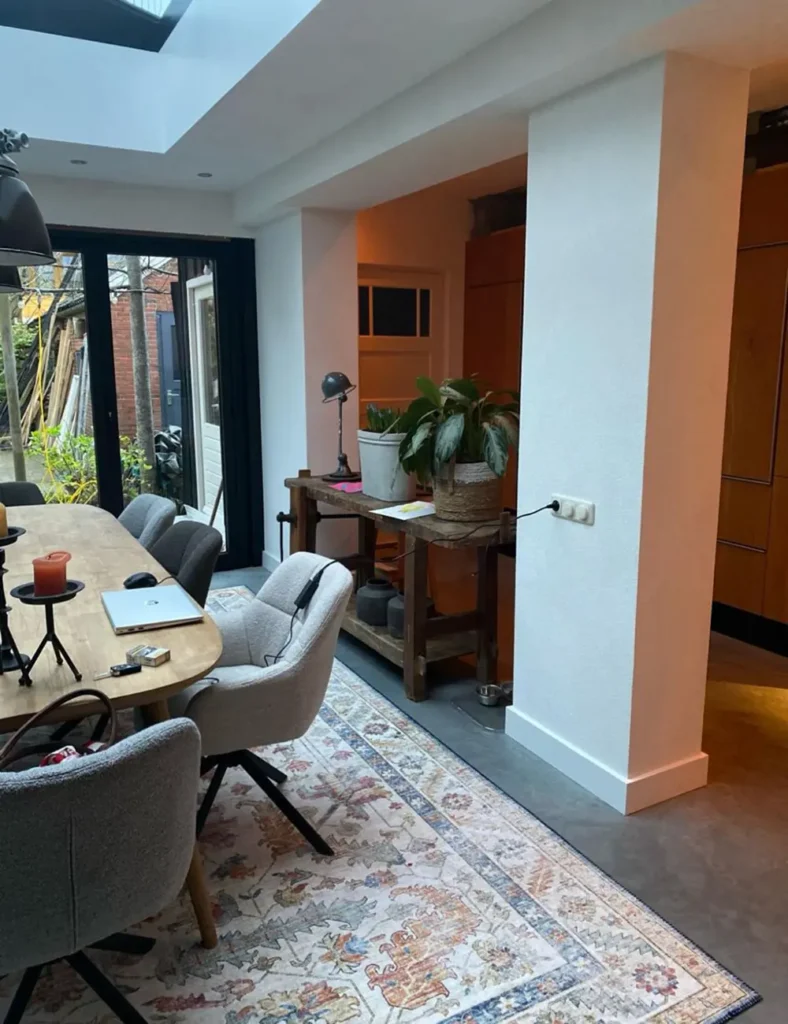 Lichte woonkamer mooi gestuukt door JPB Stukadoors