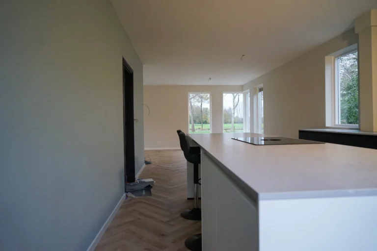 Keuken en woonkamer in Peize gestuct door JPB Stukadoors